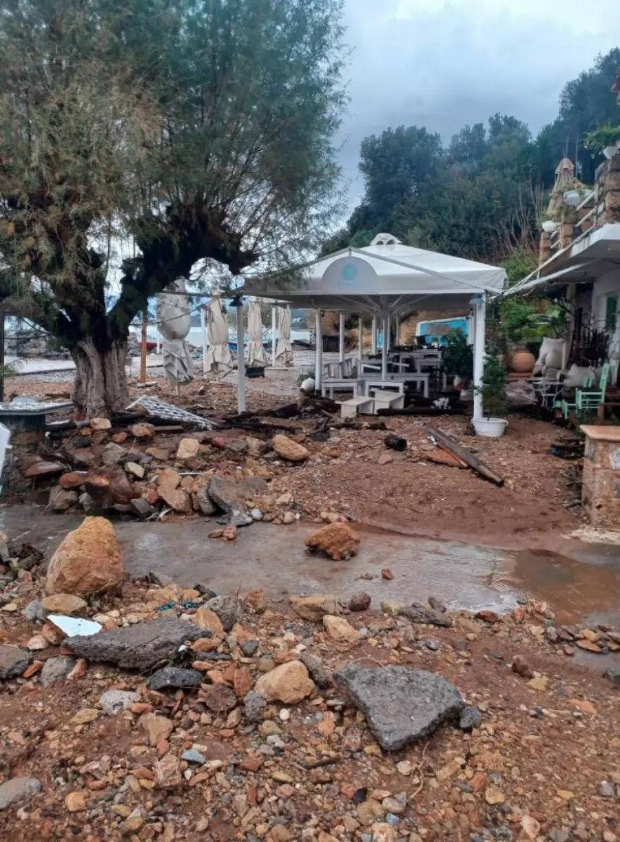 Μεγάλες καταστροφές – Ξηλώθηκε ο παραλιακός δρόμος, χείμαρρος παρέσυρε αυτοκίνητα