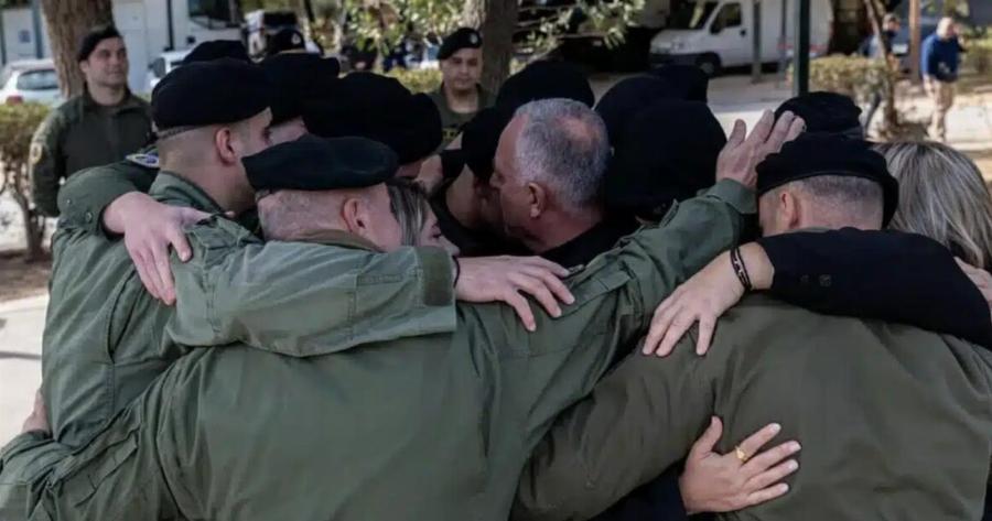 Συγκινητική στιγμή στη ΔΕΘ: Οι γονείς του αδικοχαμένου αρχιφύλακα Γιώργου Λυγγερίδη συναντούν τη διμοιρία του