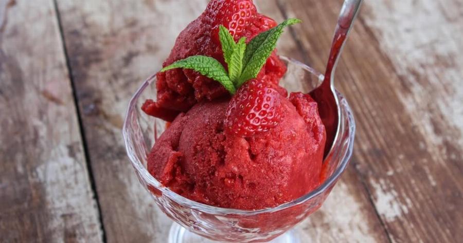 Το πιο εύκολο παγωτό φράουλα χωρίς ζάχαρη – Μόνο με 2 υλικά