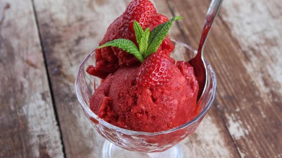 Το πιο εύκολο παγωτό φράουλα χωρίς ζάχαρη – Μόνο με 2 υλικά