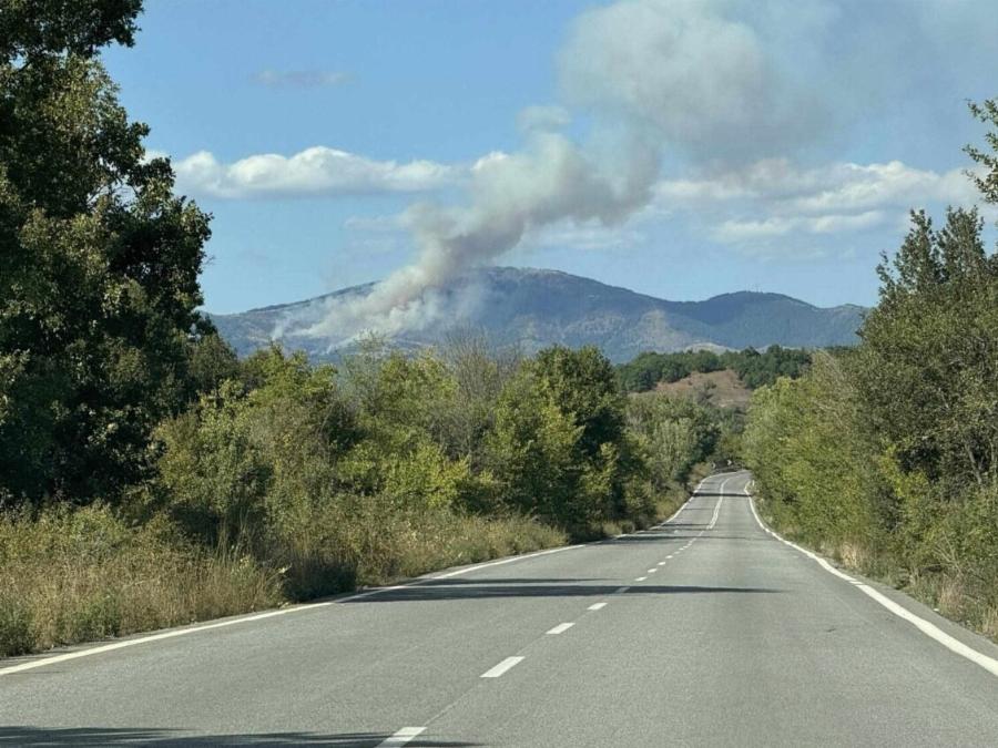 ΕΚΤΑΚΤΟ ΤΩΡΑ – Μεγάλη φωτιά δίπλα από κατοικίες – Απειλή να κάψει εκκλησία – Συναγερμός στην Πυροσβεστική