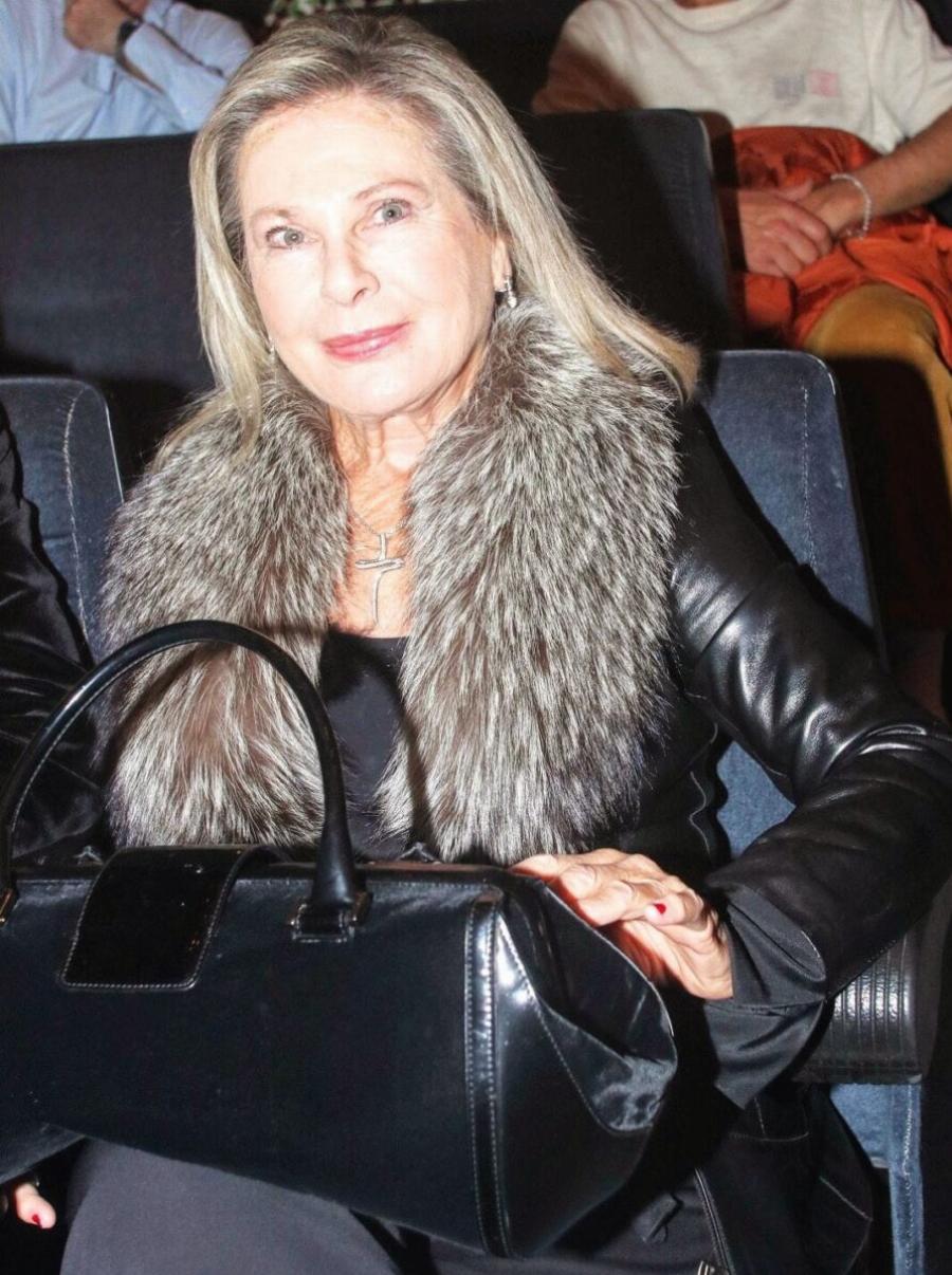 Ξανθιά, με υπέροχα μάτια, γλυκιά και σαγηνευτική ταυτόχρονα. Σήμερα, στα 80 της χρόνια είναι μια πολύ όμορφη και κομψή γυναίκα