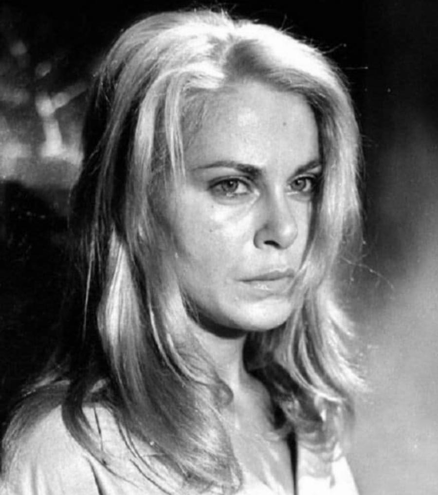 Ξανθιά, με υπέροχα μάτια, γλυκιά και σαγηνευτική ταυτόχρονα. Σήμερα, στα 80 της χρόνια είναι μια πολύ όμορφη και κομψή γυναίκα