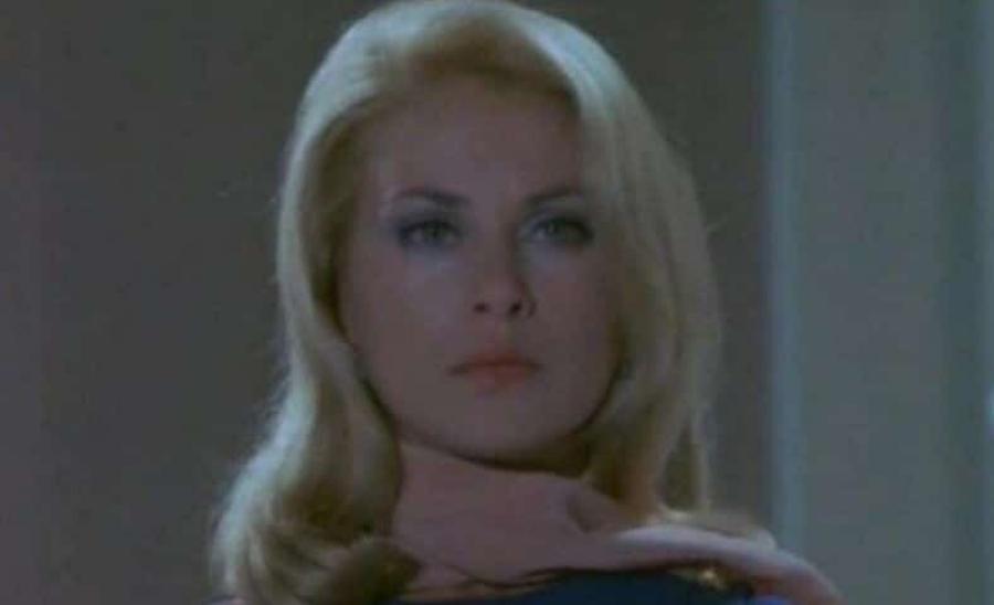 Ξανθιά, με υπέροχα μάτια, γλυκιά και σαγηνευτική ταυτόχρονα. Σήμερα, στα 80 της χρόνια είναι μια πολύ όμορφη και κομψή γυναίκα