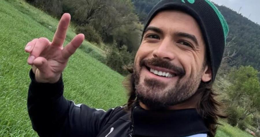 Άρης Μουγκοπέτρος: Νέα φωτογραφία από το νοσοκομείο – Χαμογελαστός με επίδεσμο στο χέρι κι αγκαλιά με γνωστό Έλληνα