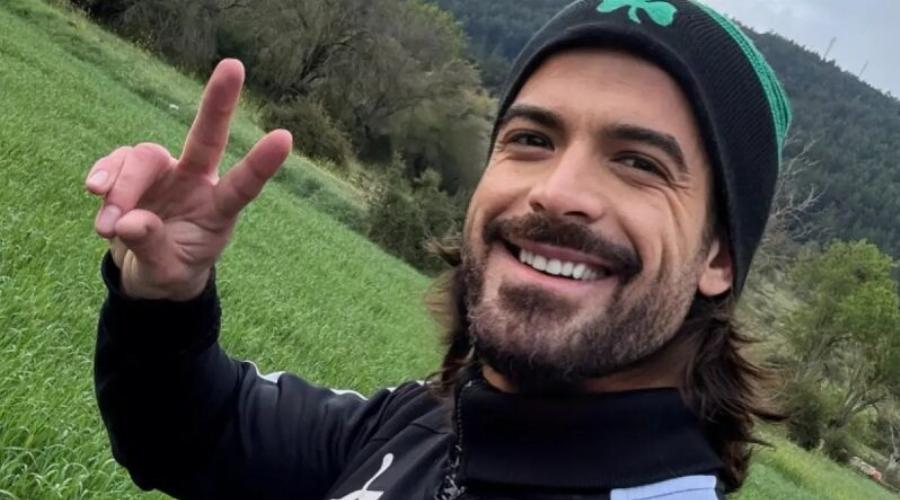 Άρης Μουγκοπέτρος: Νέα φωτογραφία από το νοσοκομείο – Χαμογελαστός με επίδεσμο στο χέρι κι αγκαλιά με γνωστό Έλληνα