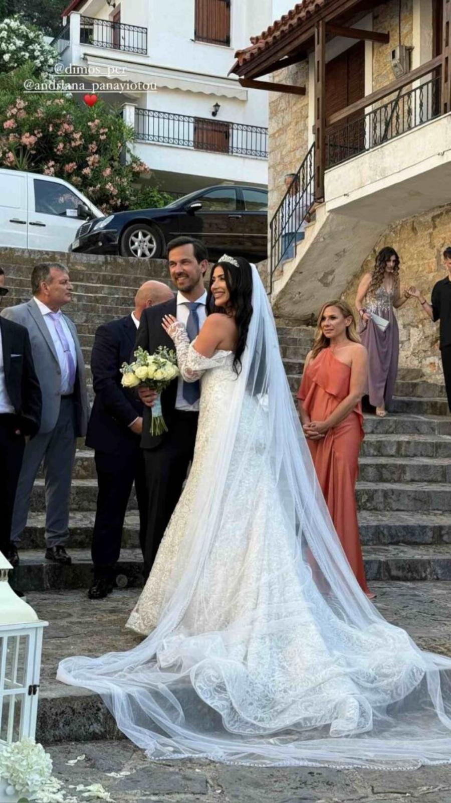 ΓΝΩΣΤΟ ΖΕΥΓΑΡΙ ΠΑΝΤΡΕΥΤΗΚΕ ΣΗΜΕΡΑ ΜΕ ΚΟΥΜΠΑΡΑ ΤΗΝ ΚΑΡΑΒΑΤΟΥ