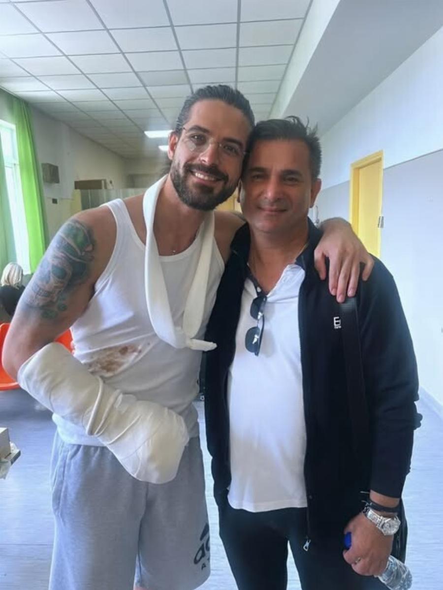 Άρης Μουγκοπέτρος: Νέα φωτογραφία από το νοσοκομείο – Χαμογελαστός με επίδεσμο στο χέρι κι αγκαλιά με γνωστό Έλληνα