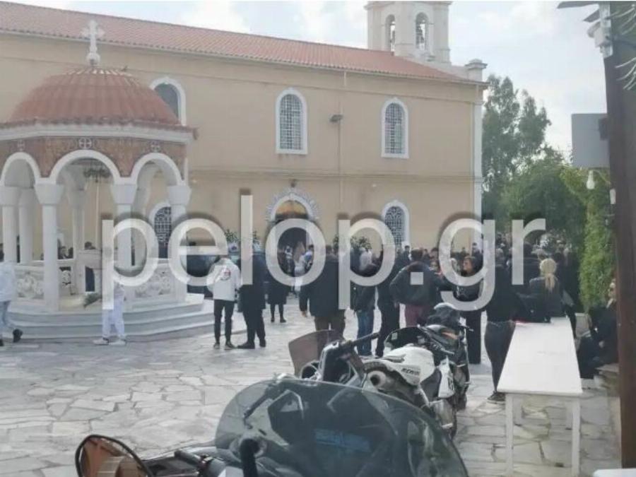 Θρήνος στην κηδεία του 20χρονου Γιάννη που έφυγε από τη ζωή στο σφοδρó ατúχημα με μοτοσικλέτα στην Πάτρα