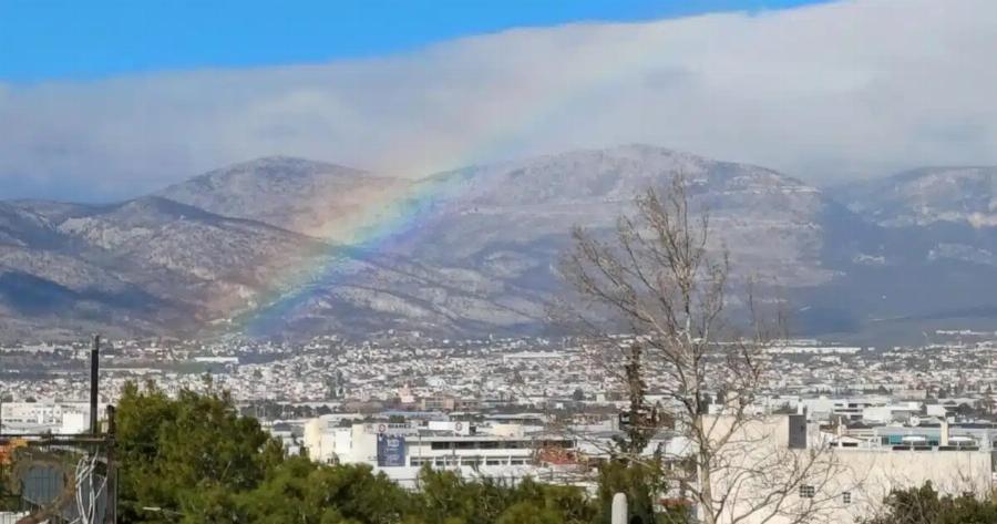 Καιρός: Χιονίζει στην Πάρνηθα – Ευχάριστη έκπληξη το ουράνιο τόξο