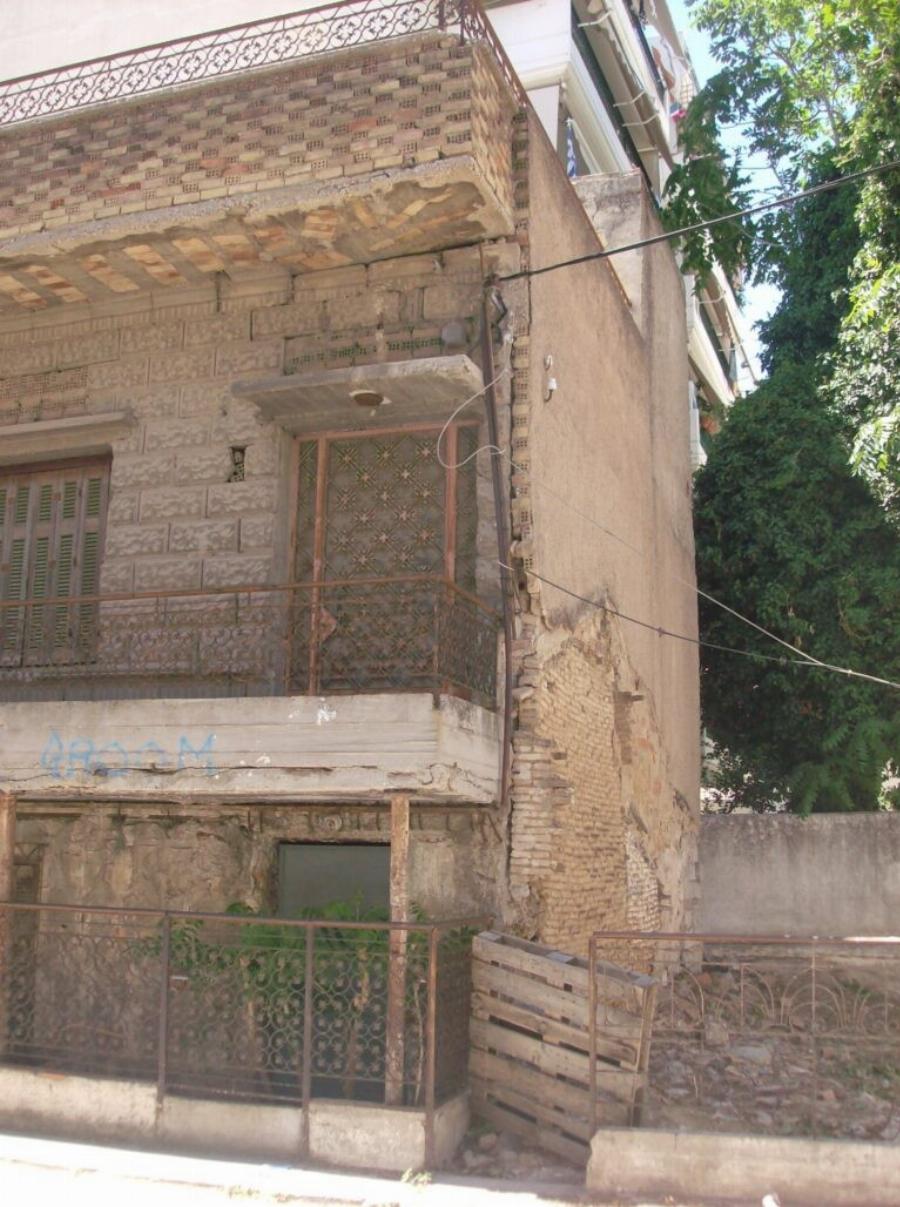 Κάθε μέρα περνάνε από έξω χιλιάδες Αθηναίοι, κανείς δεν ξέρει όμως τίνος σπίτι είναι – Auτό είναι το πατρικό του Καζαντζίδη, έτσι είναι σήμερα