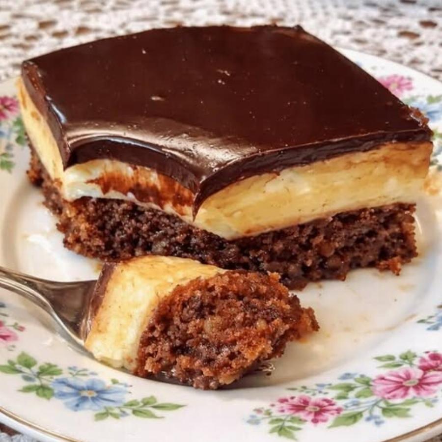 Το πιο λαχταριστό σοκολατένιο γλυκό με κρέμα – δεν μένει ούτε κομμάτι!