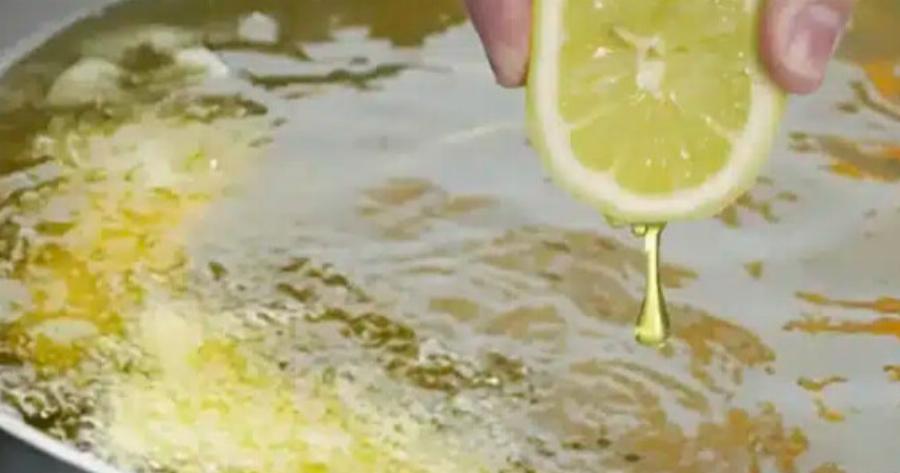 Γιατί πρέπει να στύβετε ένα λεμόνι πριν το τηγάνισμα;