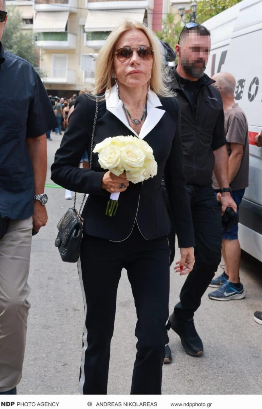 Κηδεία Μαζωνάκη: Η Λάτση άβαφτη με λυγμούς πάνω στο φέρετρο-«Γιώργο ζεις, σήκω πάνω»