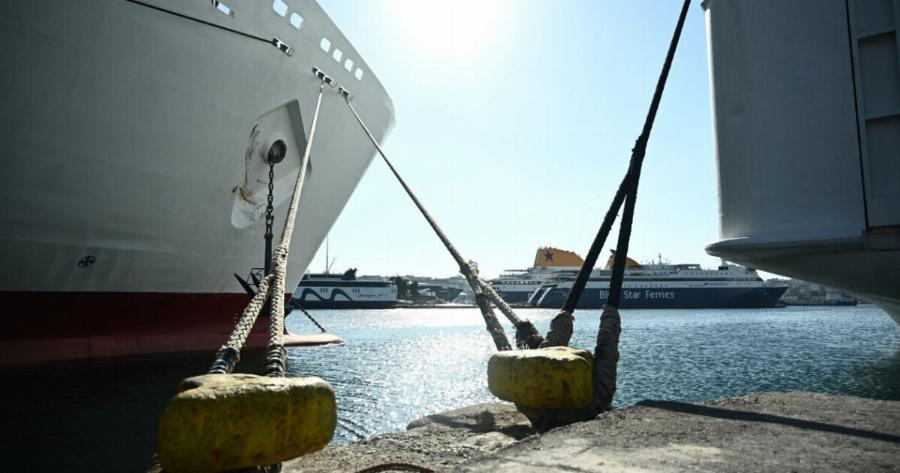 Κρουαζιερόπλοιο με 450 επιβάτες προσέκρουσε στο λιμάνι του Πειραιά