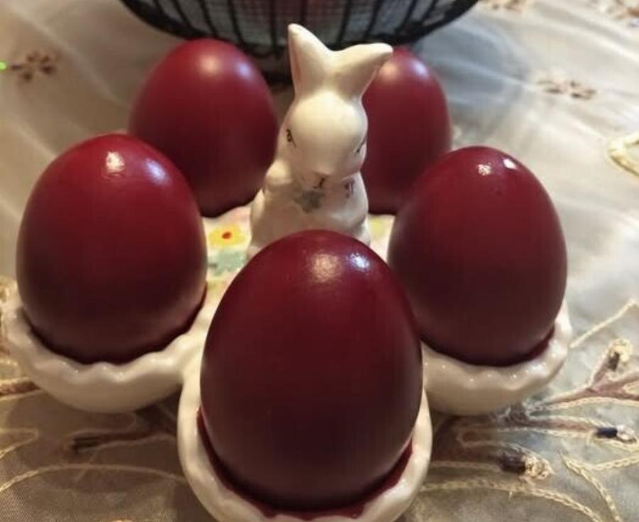 Πώς να βάψετε πασχαλινά αυγά με φλούδες κρεμμυδιού και ξύδι