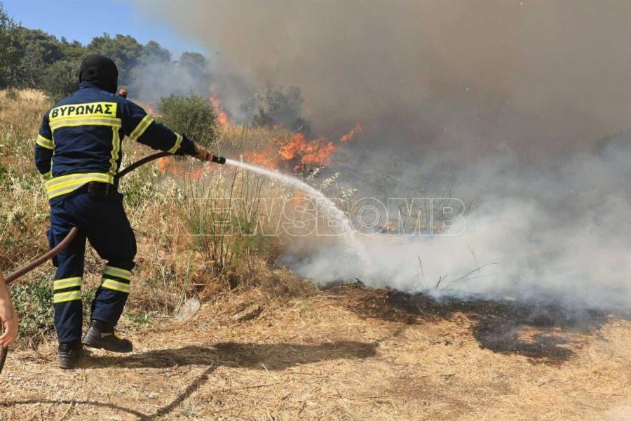 Φωτιά τώρα σε Πικέρμι – Ραφήνα: «Καίγονται σπίτια, δεν έχουν σταματήσει οι ισχυροί άνεμοι»