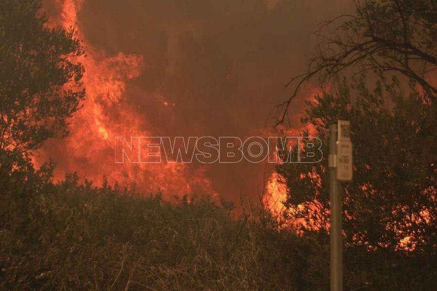 Φωτιά τώρα σε Πικέρμι – Ραφήνα: «Καίγονται σπίτια, δεν έχουν σταματήσει οι ισχυροί άνεμοι»