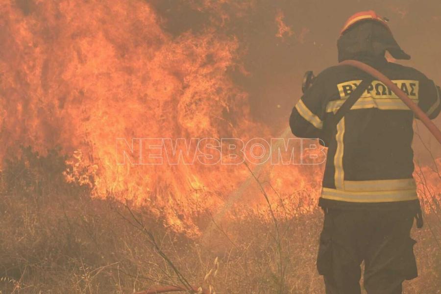 Φωτιά τώρα σε Πικέρμι – Ραφήνα: «Καίγονται σπίτια, δεν έχουν σταματήσει οι ισχυροί άνεμοι»
