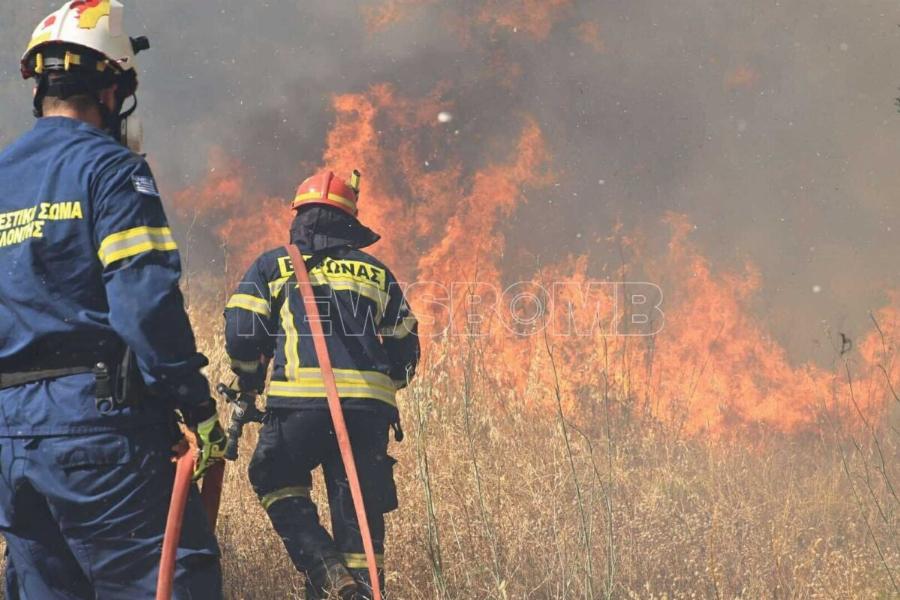 Φωτιά τώρα σε Πικέρμι – Ραφήνα: «Καίγονται σπίτια, δεν έχουν σταματήσει οι ισχυροί άνεμοι»