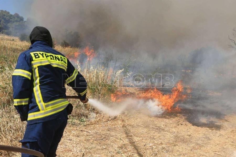 Φωτιά τώρα σε Πικέρμι – Ραφήνα: «Καίγονται σπίτια, δεν έχουν σταματήσει οι ισχυροί άνεμοι»
