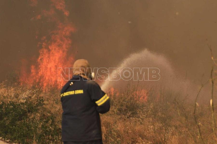 Φωτιά τώρα σε Πικέρμι – Ραφήνα: «Καίγονται σπίτια, δεν έχουν σταματήσει οι ισχυροί άνεμοι»