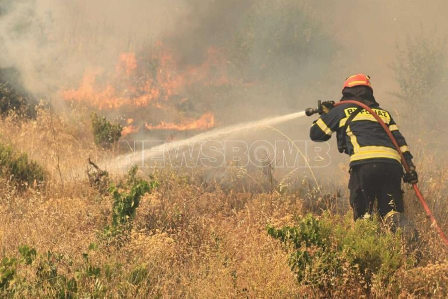 Φωτιά τώρα σε Πικέρμι – Ραφήνα: «Καίγονται σπίτια, δεν έχουν σταματήσει οι ισχυροί άνεμοι»