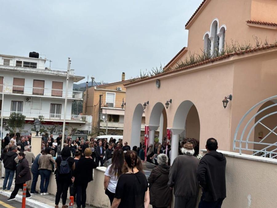 Κεφαλονιά: Θρήνος στην κηδεία της 19χρονης Μυρτούς – Συγκλονίζει η μητέρα της