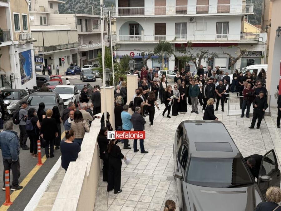 Κεφαλονιά: Θρήνος στην κηδεία της 19χρονης Μυρτούς – Συγκλονίζει η μητέρα της