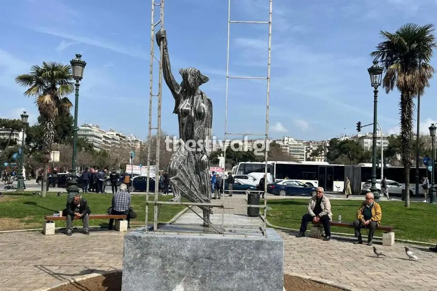 Σάστισε όλη η Θεσσαλονίκη: Αποκάλυψαν γλυπτό που δείχνει γυναίκα σε λεωφορείο και όλοι ρωτούσαν το ίδιο πράγμα