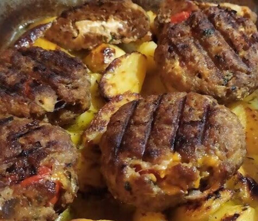 Μπιφτέκια γεμιστά με φέτα και ντοματίνια… δεν θα τα ξανακάνεις αλλιώς