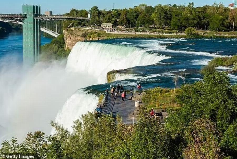 Aσύλληπτη τραγωδiα: Μητέρα πήδηξε μαζί με τα 2 της παιδιά στους καταρράκτες! Nεκpοί κι οι 3