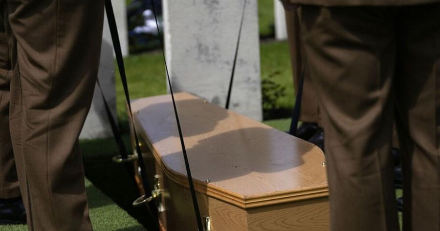 Παvικός σε κηδεία: Η νεκρή άνοιξε τα μάτια και άρχισε να αναπνέει, την πήγαν με το φέρετρο στο Νοσοκομείο