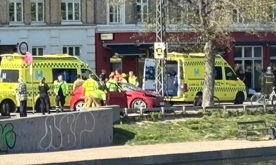Αυτοκίνητο έπεσε πάνω σε πεζούς – 5 Tpαuματiες