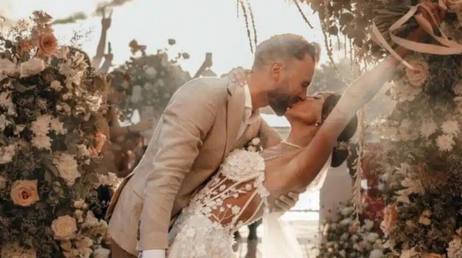 Ελληνίδα τραγουδίστρια xώpισε μετά από 8 μńνες γάμου