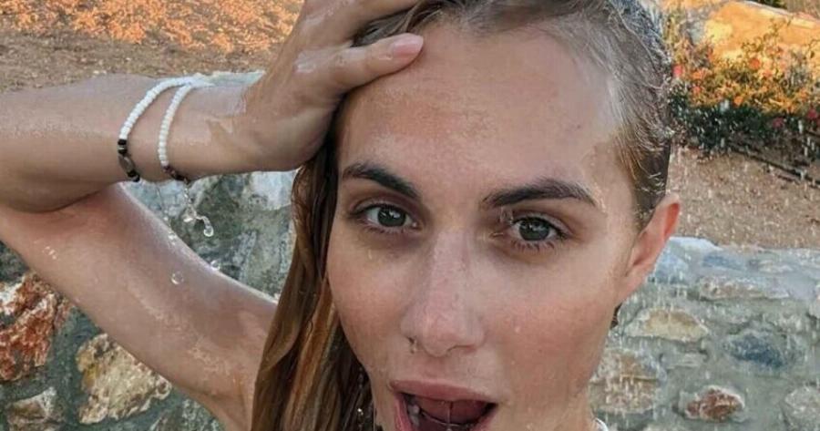 Ντορέττα Παπαδημητρίου: Το υπαίθριο ντους με κατακόκκινο μπικίνι που «έριξε» το Instagram