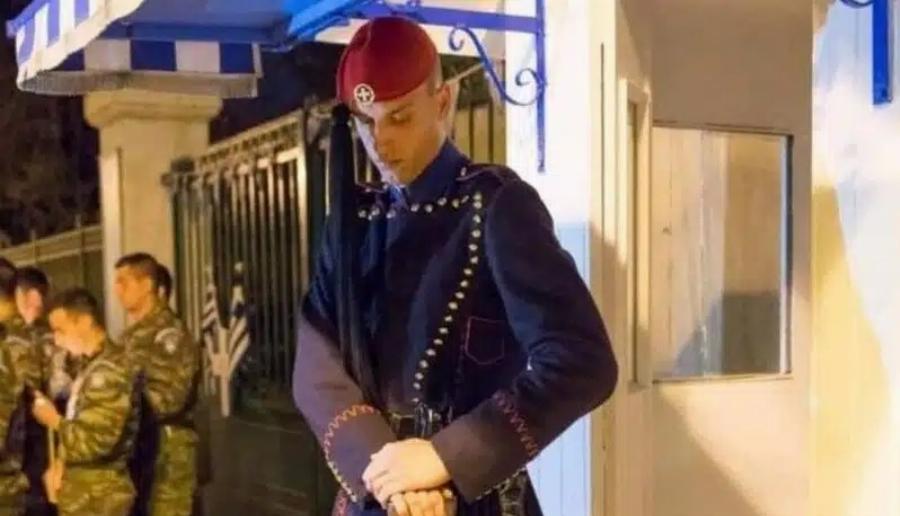 Ο λόγος που σήμερα είναι η μοναδική μέρα που ο Εύζωνας σκύβει το κεφάλι και γυρνάει ανάποδα το όπλο