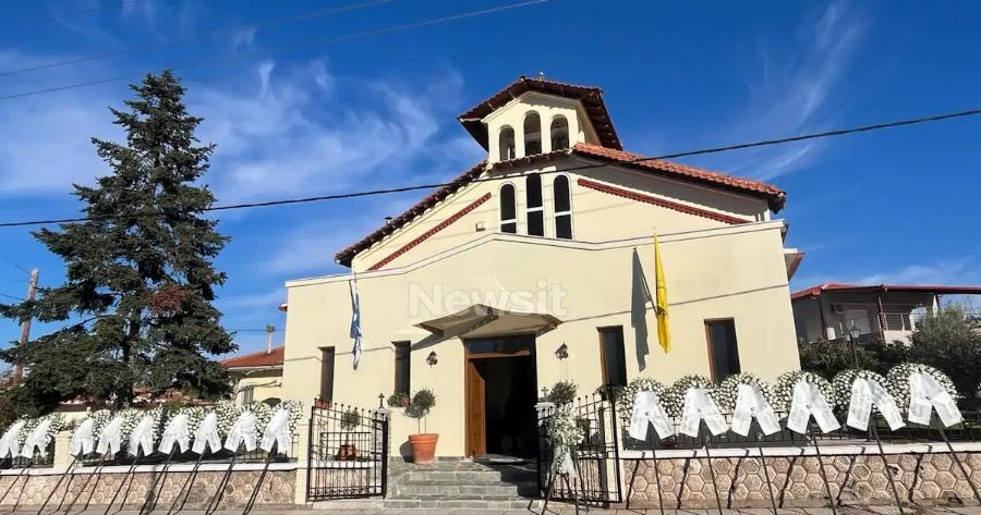 Σπαραγμός στην κηδεία του άτυχου κρεοπώλη που έκοψε κατά λάθος τη μηριαία αρτηρία του – Τραγικές εικόνες τώρα