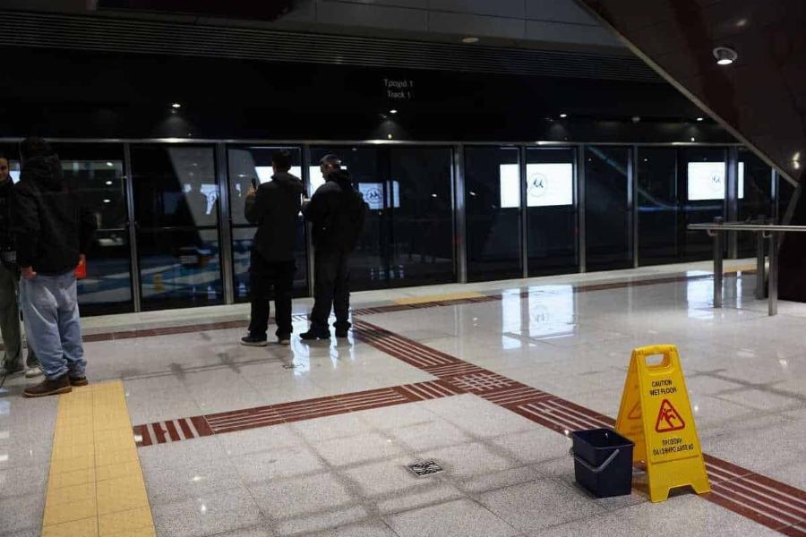 Μετρό Θεσσαλονίκης: Εγκαίνια με κουβάδες – Έσταζε η οροφή