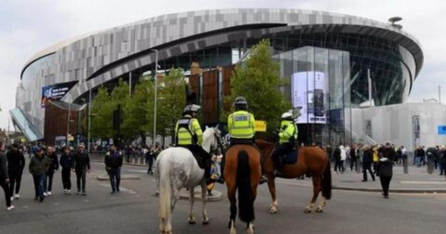 Νεκρos οπαδός μετά από επίθεση με μαχαίρi έξω από ποδοσφαιρικό γήπεδο πριν το ντέρμπι