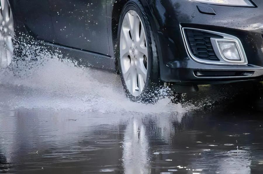 Νέος ΚΟΚ: Πρόστιμο 350 ευρώ και αφαίρεση διπλώματος για νερά σε πεζούς
