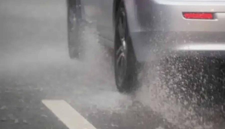 Νέος ΚΟΚ: Πρόστιμο 350 ευρώ και αφαίρεση διπλώματος για νερά σε πεζούς