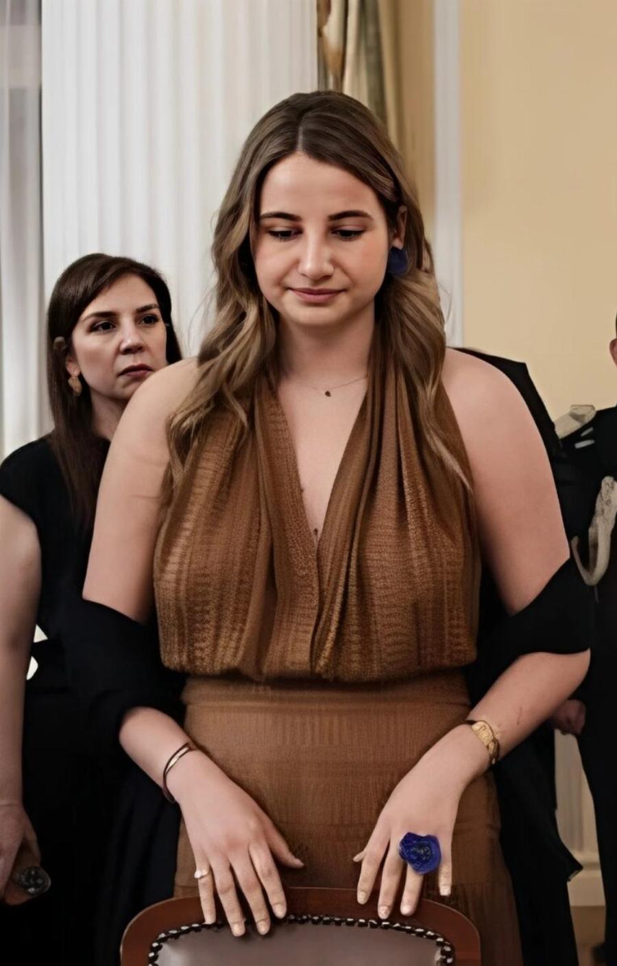 Κομψή και ντυμένη σαν Aρχαία Ελληνίδα: Η Δάφνη Μητσοτάκη στο επίσημο δείπνο στο Προεδρικό Μέγαρο μαγνήτισε όλα τα βλέμματα.