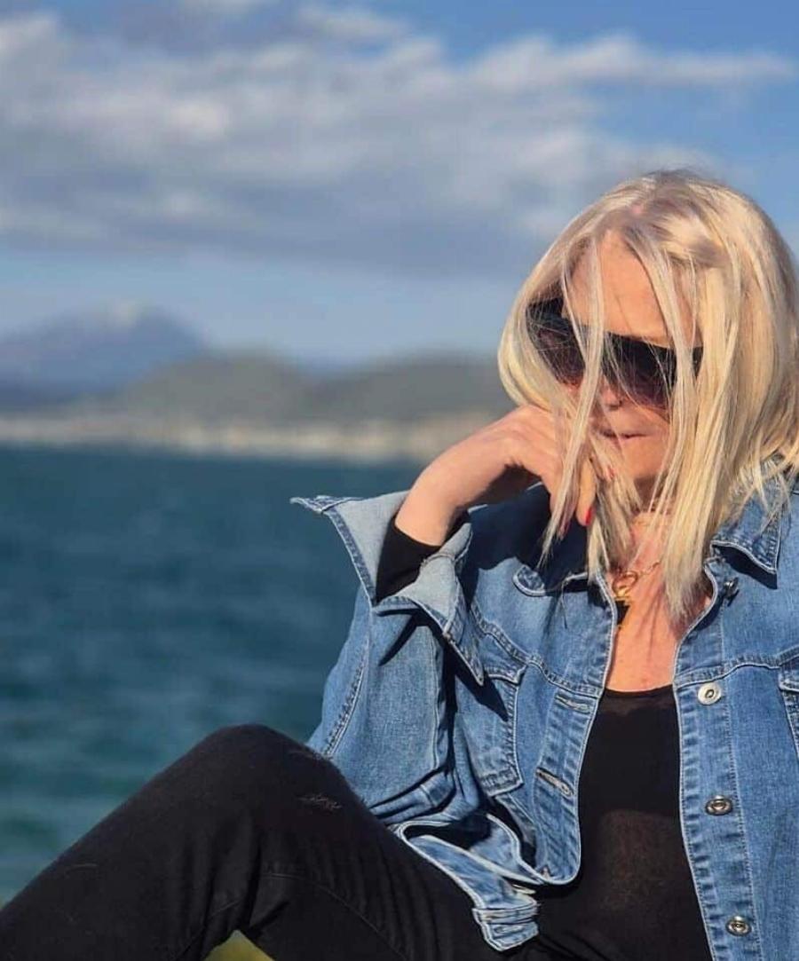 Τις «έσβησε όλες» η Ρούλα Κορομηλά: Στα 67 της ποζάρει άβαφη, χωρίς φίλτρα και ρετούς και είναι μία κούκλα