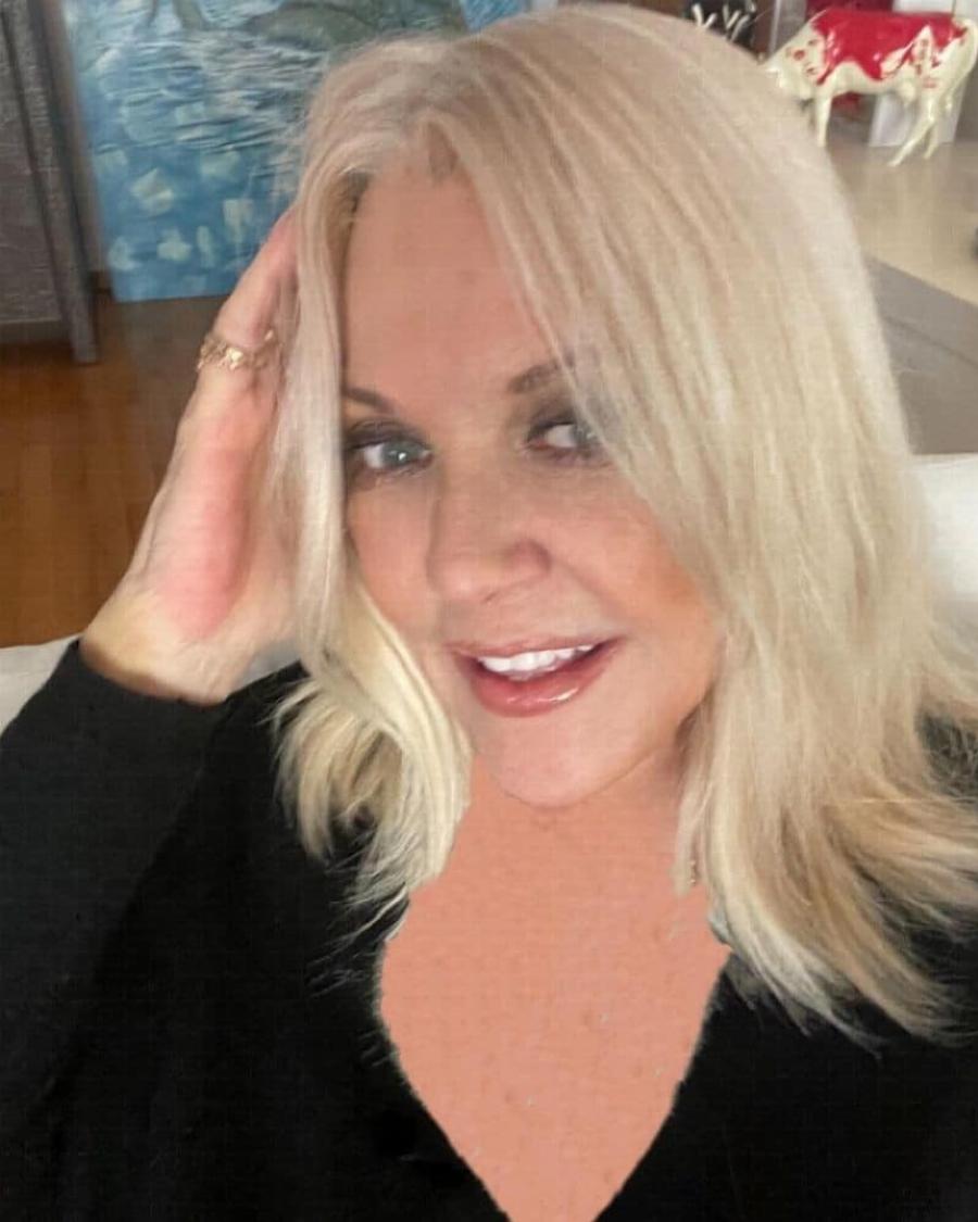 Τις «έσβησε όλες» η Ρούλα Κορομηλά: Στα 67 της ποζάρει άβαφη, χωρίς φίλτρα και ρετούς και είναι μία κούκλα