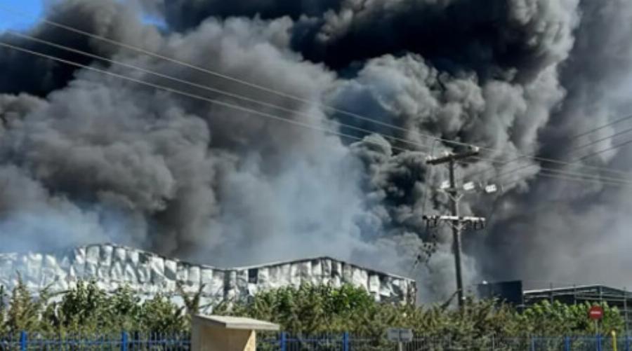ΤΩΡΑ: Νέα φωτιά στη Ριτσώνα – Καίγεται το εργοστάσιο Παπουτσάνη