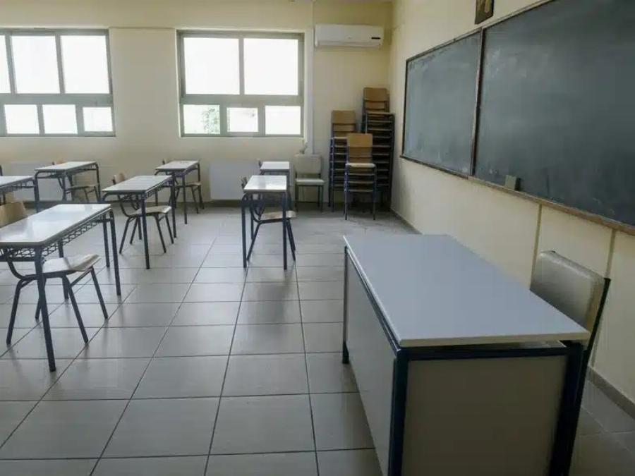 Σάλος σε δημοτικό σχολείο με δασκάλα που έβαλε να ακούσουν τα παιδιά την «Αστερομάτα» της Κλαυδίας