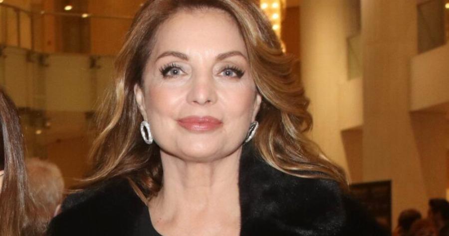 Xαμoς από σχόλια κάτω από τη φωτογραφία της Άντζελας Γκερέκου: Στα 66 της Toλμnσε κι έκανε τεράστιο τατουάζ στο χέρι της