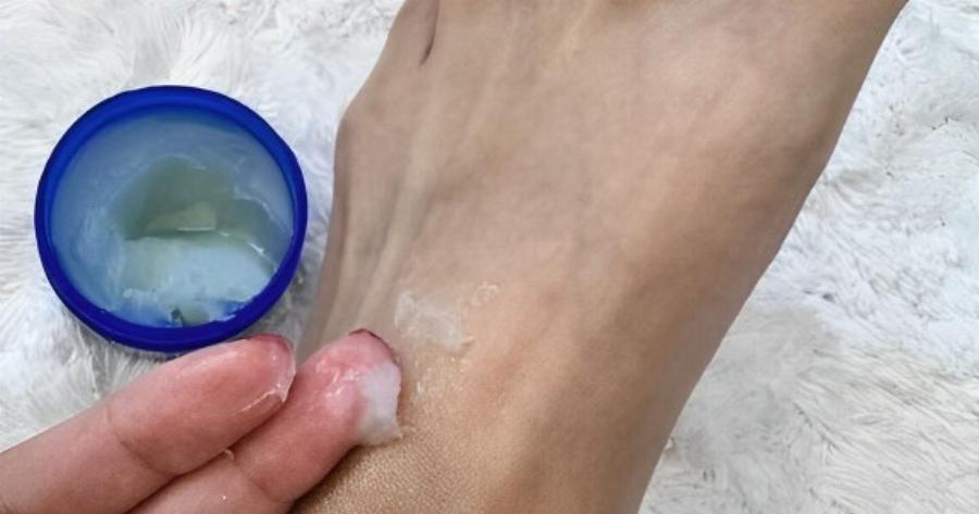 Η παθολόγος μου τρίβει το Vicks Vaporub στα πόδια της πριν κοιμηθεί για Auτov τον υπέροχο λόγο