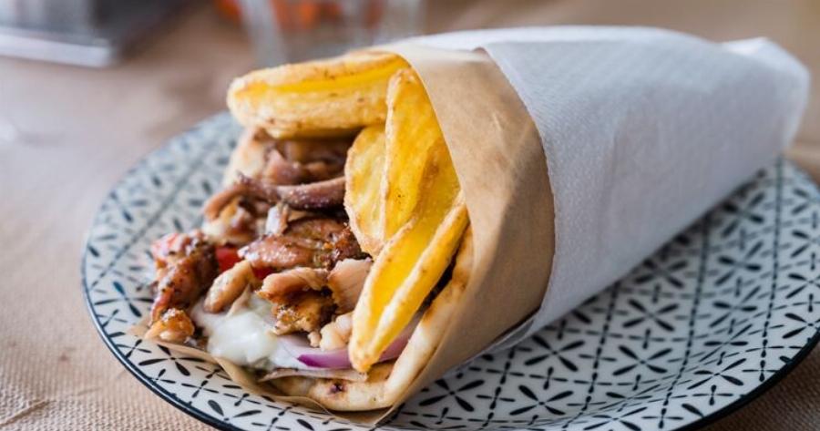 Σάλoς με πασίγνωστο μαγαζί! 21χρονος βρήκε βίδα μέσα στο σουβλάκι του – Δεν πίστευε στα μάτια του